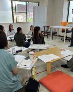 まるっこです。
土曜日曜は、いとう先生の
リバースメゾットの実習でした🌟

症状[困っていること]の原因は何なのか。
落ち着かない→その原因は何？
感覚情報が足りない？
触覚が過敏？

その子によって原因は違う。
だから、観察や聞き取りをして、
根本の課題をみつける。

根本の課題を見つけてアプローチ
だから、回復❤️‍🩹が早い🌟

でも、そのための観察や聞き取りが
とても大事❗️

ずっと学んでいるのに、日々に追われて忘れている事が沢山あります。
それを、思い出したり、確認する大事な
時間⏰でした。

九州実習なのに、全国各地から参加してました。一緒に学ぶ仲間がいることに感謝🙇

できれば、この学びをもっと広げていきたい❗️歩くまで発達は、とても大事

困っている保護者や保育園幼稚園、学校の先生にもぜひぜひ知ってほしい❗️

発達の教室まるっこ

保護者、保育園幼稚園、学校の先生向け
に動き出します💪
こう、ご期待✨

#発達#発達の課題
#個別#個別療育
#遊び
#楽しい