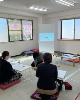 発達の教室まるっこです。

11月セミナー。
テーマは発達と神経🤔

結構難しいテーマでしたが、
ゆっくり、丁寧に。

実際の赤ちゃんの観察をしながら🤗

楽しい時間でした🌟

さて、来月は感覚統合について…

身体の発達は認知、社会性、コミュニケーションの土台です。

少しずつ、その仕組みを紐解いていきます✨
次回、12月21日日曜日
プチクリスマス🎄会も😊
お楽しみに。

ぜひぜひぜひご参加下さい♪

#発達
#神経#神経の発達
#感覚統合
#セミナー
#楽しく
#クリスマス