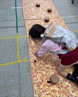 まるっこです。
アセスメント週間でした。
しっかり身体を観察。

毎月観察すると、違いが！
身体が変わると行動が変わる🌟

落ち着いてきた。
宿題、嫌がらなくなった。
苦手なことにも挑戦するようになった。
発達の土台は身体❗️

だから土台を丁寧に育てることが大事💪

アセスメントの後は、お楽しみ😊

今月は
きのこ🍄‍🟫🍄がり
取ったきのこをしょいこにいれる。
見えないから、結構難しい😓
自分の身体を把握してるかなー？

きのこは焼いて

結構、きのこ苦手な子が多くて😓

アセスメントの結果をもとに来月の目標を。
だから、子どもが変わるを実感💪

来年度のご利用は早めに。

#発達#発達支援
#個別#個別療育
#子どもが変わる