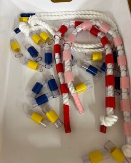 まるっこです。

最近の困り事は遊び道具が増えること😣

まるっこ職員は一人の子どものために
一生懸命考えます。
どーしたら、思う動きをしてくれるか？
どーしたら、楽しくできるか？

一人一人に合わせるから、　
当然、道具を増えていく😓

でも、子どもたちが楽しんでくれるのをみると、やったー🙌

言葉が出るようになったり
行動が落ち着いてきたり
転ばなくなったり

一人一人に向き合うから
子どもの成長を実感できる🌟

#療育#感覚
#個別#子どもが変わる
#楽しい