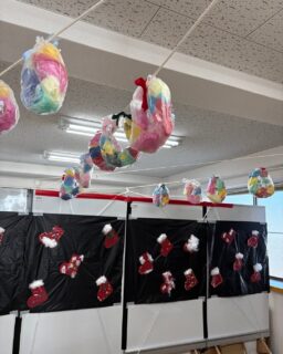 まるっこです。

冬まつりやってます☃️

まるっこ職員が一生懸命考えて
みんなに楽しんでほしくて✨😊
準備、頑張りました。

いつもとは違うまるっこ。
いつもは同じ時間に来ても
別々に活動している子ども同士が
一緒に☺️

かしてー。いいよー。
ありがと。

そんなやりとりが。
なんか、いい🌟

そんな時間を過ごしてます。

#発達#個別
#療育#楽しい
#子どもが変わる