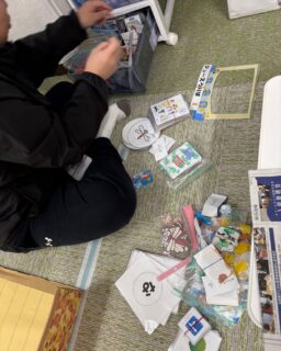 まるっこです。
まるっこは冬まつり中

ちょっとだけ、準備の様子😊

そして、お祭りの裏で職員は
大掃除の準備中🧹

一人一人に合わせて教材を作るから
すごい数の教材が😓

年末になると整理✂️

また、その時のその子に合わせて教材を作るから大丈夫🙆‍♀️
というわけで✂️

さあ、お祭りも明日まで✨
みんなが楽しんでくれますように🌟

まるっこは不登校サポートも充実。
いつの間に、学校に行くように。
少し、時間の🈳でました❗️

#発達#個別
#冬まつり
#手作り教材
#不登校支援